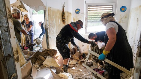 V humanitarnih društvih vlada kaos: nekateri si za delo želijo plačilo, drugi s svojo donacijo povzročajo dodatno delo
